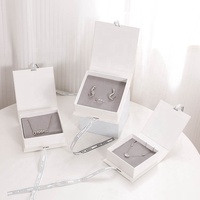 Boîte à bijoux en papier avec logo estampé à chaud, ruban, boîte à bijoux pour boucles d'oreilles, bracelet, collier, bague, boîte de rangement, boîte cadeau