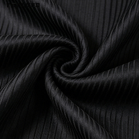 Qamis noir de luxe pour homme avec broderie fil doré, col en V, passepoil rayé doré, manches courtes, longueur intégrale, robe formelle islamique