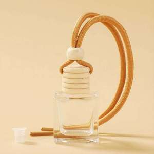 Fábrica 3Ml 5Ml 8Ml 10Ml Botellas difusoras de vidrio para automóviles con tapa de madera Tornillo/sello de corcho Ambientador de perfume colgante para automóviles - Product Image 1