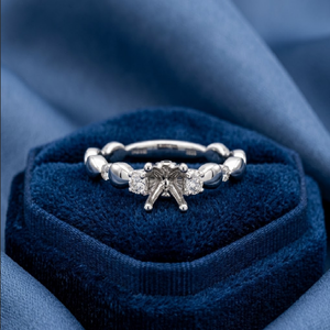Offre exceptionnelle Hong Kong : Bague de fiançailles et d'anniversaire classique en or blanc massif 18 carats avec diamant véritable, semi-monture de luxe - Product Image 1