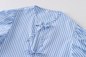 Camicia in cotone a righe da donna personalizzata Primavera 2026 con cintura in vita - Blusa a maniche lunghe cropped rilassata OEM/ODM prodotta da fabbrica di abbigliamento cinese - Product Image 3