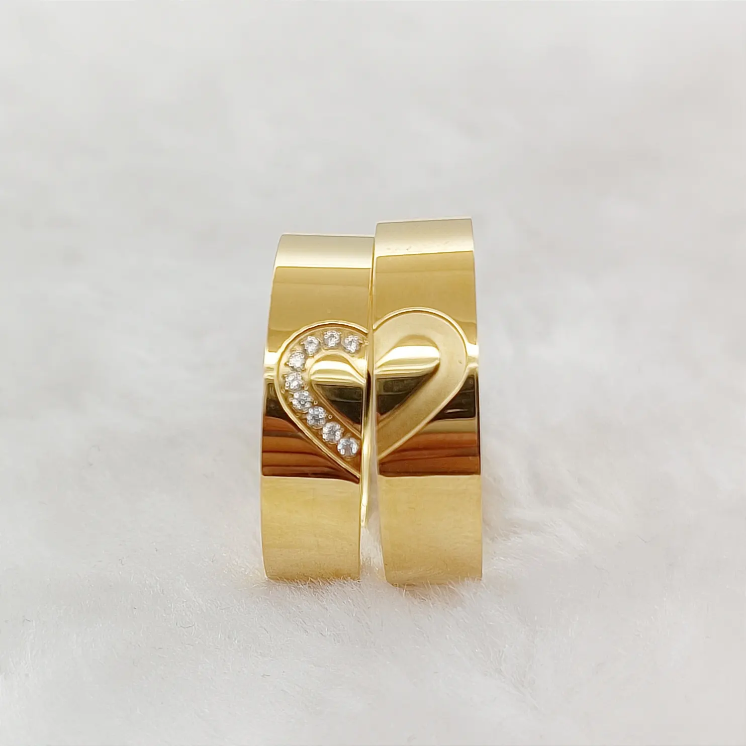 Yüksek kalite aşk kalp şekilli ittifaklar 2 adet söz çiftler düğün nişan yüzük setleri toptan 18k altın kaplama takı