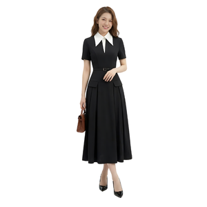 Robe chemise midi noire classique pour femme, prête à être expédiée, avec col blanc et jupe plissée évasée, idéale pour le bureau, vente en gros - Product Image 1