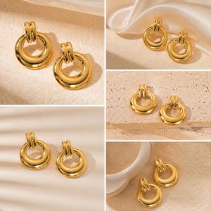 Boucles d'oreilles tendance en acier inoxydable plaqué or 18 carats, motif cœur en métal, imitation perle, non décolorantes, délicates, style lave irrégulière - Product Image 5