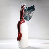 Escultura de Ángel Abstracta de Fibra de Vidrio con Casco Transparente y Alas de Plumas Metálicas, Estatua Moderna para Piso