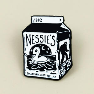 Broche de Cartón de Leche Dibujado a Mano en Blanco y Negro con Lindo Patrón de Monstruo Acuático de Dibujos Animados, Insignia de Aleación, Accesorio de Ropa, En Stock - Product Image 1