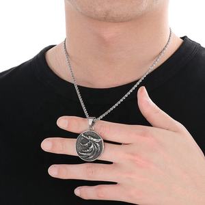 Nordico vichello celtico dagli occhi verdi ciondolo testa di lupo unico lupo ululato luna stella luminosa collana pendente in acciaio inossidabile - Product Image 3