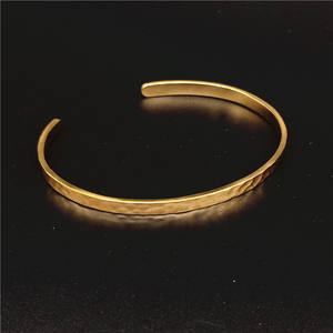 Brazalete de oro de 18K con forma de C para hombres y mujeres, pulsera ajustable con martillo, acabado martillado, venta al por mayor - Product Image 6