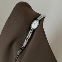 Montre pour femme personnalisable, bracelet en acrylique quartz, cadran ovale avec aiguilles et design perlé, élégante
