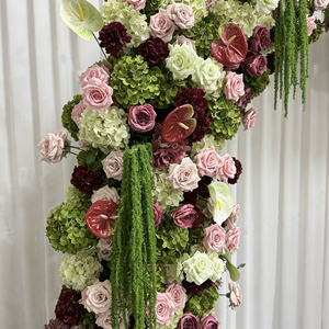 Arche florale artificielle avec des fleurs roses, vertes et bordeaux mélangées, décoration florale luxurante pour les mariages - Product Image 4