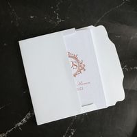 Invitation de mariage personnalisée en velours blanc avec impression en feuille d'or rose, monogramme, armoiriette et pochettes pour cartes RSVP