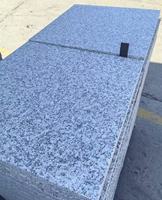Dalles de granit gris en gros pour marches d'escalier extérieures et pierre naturelle flammée avec solution de conception graphique