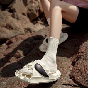 Sandalias de hombre con diseño de cara de monstruo de terror, de EVA, con suela gruesa, antideslizantes, informales, para uso en casa, al aire libre y en la playa. - Product Image 5