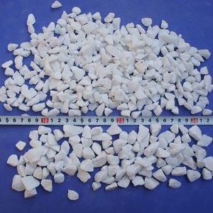 Vente en gros de roches de rivière concassées colorées de 3 à 5mm, copeaux de marbre en pierre galets, <span class=keywords><strong>gravier</strong></span> d'allée blanche - Product Image 2