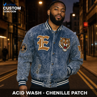 Blousons universitaires bleus personnalisés pour hommes en denim délavé à l'acide, avec écussons en chenille, fermeture à boutons-pression, rayures côtelées, coupe décontractée pour un style vintage et décontracté