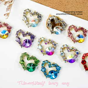Adornos de Uñas de Diseño Único con Diamantes en Forma de Corazón, Decoraciones de Uñas 3D con Incrustaciones de Diamantes Rojos y Morados - Product Image 4