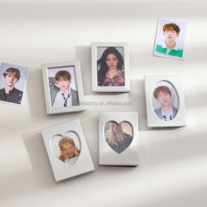 Kpop deux pouces recueillir <span class=keywords><strong>livre</strong></span> évider <span class=keywords><strong>cadre</strong></span> de protection en forme de <span class=keywords><strong>coeur</strong></span> <span class=keywords><strong>d</strong></span>écoratif ID photo ornements de bureau - Product Image 4