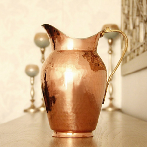 Pichet en cuivre vintage artisanal avec poignée, pot à eau de style Ibrik turc traditionnel, 2,5 L, écologique, compatible lave-vaisselle, sans BPA - Product Image 1