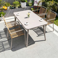 Sillón Moderno Apilable con Estructura Metálica Beige y Cuerda de Ratán, Tapa Rectangular de Metal, Resistente a la Intemperie, para Exteriores, Hoteles, Patios, Bistrós