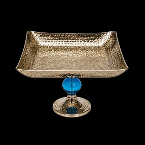 Assiette de service rectangulaire en métal martelé avec pied en verre bleu, style glamour, fait main, vendue par un vendeur d'Inde - Product Image 1