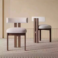 Chaise de salle à manger en bois massif de style minimaliste et luxueux, en peluche beige clair, confortable et agréable au toucher.