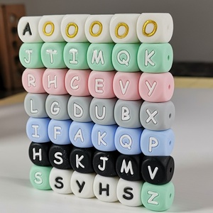 الخرز البؤري 12 أحرف سيليكون ملونة ، الخرز البؤري مربع الأبجدية للقلائد ، الأساور والحلي سهلة الاستخدام - Product Image 2