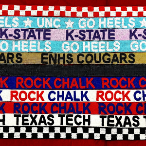 Correa de bolso con cuentas y asa de bolso de cuentas de semillas, con patrón a cuadros, personalizada, para el espíritu de equipo universitario, con diseños Rock Chalk, Hotty Toddy, Go Heels, Hawkeyes, para venta al por mayor - Product Image 1