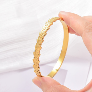 Pulseras y brazaletes de oro fino, pulidos, resistentes al óxido, con un brillo metálico suave y brillante, con un patrón de follaje natural elegante y a la moda. - Product Image 3