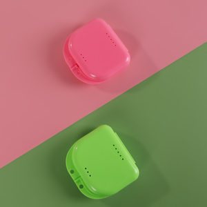 علبة تخزين بلاستيكية مع فتحات تهوية لواقي الفم الليلي وحافظة تقويم الأسنان - Product Image 2