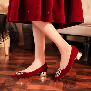 Zapatos de Novia Rojos de Tacón Bajo con Punta en Pico y Decoración de Hebilla, Zapatos de Fiesta de Boda con Tacón Mediano de 3cm 5cm - Product Image 3