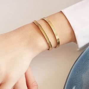 Más popular para mujer, brazalete roscado clásico de latón dorado de 18 quilates - Product Image 2
