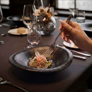 Platos de Cena de Cerámica Irregulares con Textura de Roca Negra Mate, Vajilla de Alta Gama con Logotipo Personalizado para Restaurantes Occidentales y Hoteles de Lujo - Product Image 2