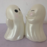 Duo de Fantômes Blancs Décoratifs pour Centre de Table d'Halloween – Adorables Sculptures de Phantômes pour Fête d'Ensevelissement, Ornement d'Intérieur