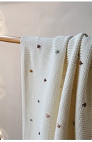 Couverture d'emmaillotage en coton biologique tricoté pour nouveau-né 2026, motif à pois colorés brodés, tissu respirant pour bébé, usage quotidien