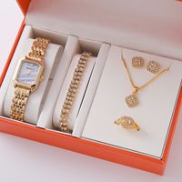 Nouvelle montre pour femme en métal de luxe léger, montre à quartz carrée simple et tendance pour étudiante, vente en gros