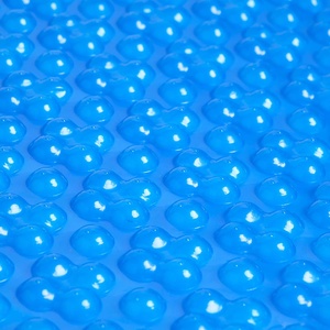 Couverture de piscine à bulles bleues personnalisée pour piscines 400 500 600um Couverture de piscine solaire rectangulaire et enrouleurs - Product Image 5