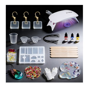 Kit professionnel de fabrication de bijoux en résine, comprenant de la résine transparente à durcissement rapide, une lampe UV portable et un ensemble de moules en silicone. - Product Image 1