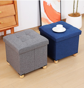 Pouf de <span class=keywords><strong>rangement</strong></span> en tissu gris pliable, repose-pieds et siège carré avec pieds en bois et couvercle pour vêtements - Product Image 2