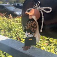 Pendentif de poupée mode artisanale pour fille avec casquette de baseball marron, breloque de sac style décontracté avec cordon réglable