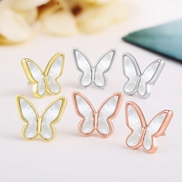 Parures de bijoux en gros personnalisables : Bagues papillon en argent plaqué or 18 carats, colliers pendentifs en nacre et boucles d'oreilles clous