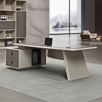 Mobilier de bureau moderne et luxueux Table de directeur et bureau de patron durables pour le bureau Design de salle combinée