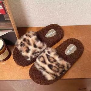 Chaussons en peluche pour femmes, motif léopard mignon, antidérapants à semelle épaisse pour intérieur et extérieur, printemps - Product Image 6