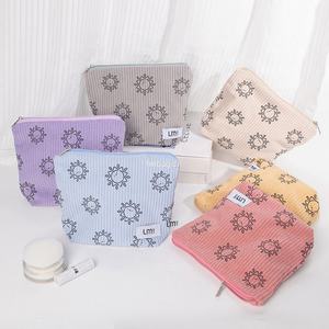 Trousse de toilette personnalisée Trousse de maquillage en velours côtelé Teddy avec logo - Product Image 3