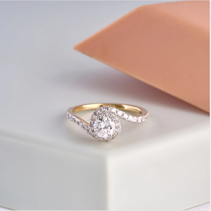 Delicado anillo de Halo de diamante de corte redondo con elegante diseño cruzado perfecto para regalar y usar diariamente desde la India - Product Image 2