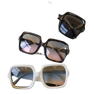 Lunettes de soleil carrées surdimensionnées vintage avec logo personnalisé élégant, protection UV400, verres dégradés pour femmes - Product Image 2