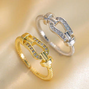 Anillo de cobre dorado mate estilo minimalista metropolitano de edición alta con hebilla de herradura y acabado de alambre, elegante y a la moda. - Product Image 6