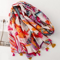 Écharpe de voyage légère et douce en voile imprimé feuilles tropicales et oiseaux, effet coton, avec pompons