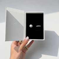 Boîte cadeau magnétique pour bijoux avec pochette en toile et logo en feuille d'argent pour collier, boucles d'oreilles, bracelet