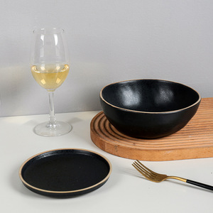 Juego de Vajilla de Porcelana Mate con Borde Dorado Estilo Europeo, Diseño Moderno Negro, Apto para Horno y Microondas, Vajilla para el Hogar - Product Image 3