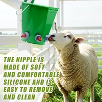 Seau d'alimentation en lait d'agneau en plastique vert 8L Bouteille d'alimentation pour animaux de ferme de haute capacité avec plusieurs mamelons pour bovins, moutons, chèvres et porcs